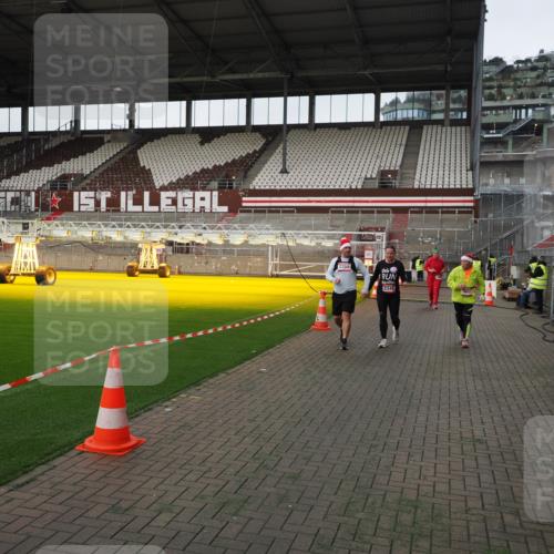 07.12.2025 - St. Pauli X-Mass-Run No. 15 Fabian Wolf http://msf.ph/oto/9396274 07.12.2025 10:37:02 Ziel 503, 2349, 2351, 2615, 3056, 3090, 3263, 4690, 4691, 4693 meine-sportfotos.de