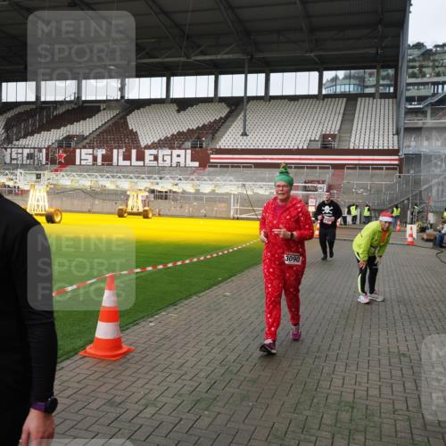 07.12.2025 - St. Pauli X-Mass-Run No. 15 Fabian Wolf http://msf.ph/oto/9396305 07.12.2025 10:37:09 Ziel 503, 2349, 2351, 3090, 4761 meine-sportfotos.de