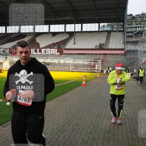 07.12.2025 - St. Pauli X-Mass-Run No. 15 Fabian Wolf http://msf.ph/oto/9396318 07.12.2025 10:37:14 Ziel 503, 2349, 2351, 3090, 4761 meine-sportfotos.de