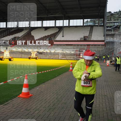 07.12.2025 - St. Pauli X-Mass-Run No. 15 Fabian Wolf http://msf.ph/oto/9396325 07.12.2025 10:37:16 Ziel 503, 2349, 2351, 3090, 4761 meine-sportfotos.de