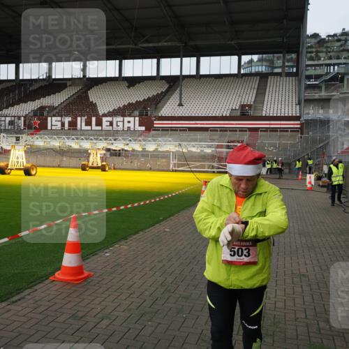 07.12.2025 - St. Pauli X-Mass-Run No. 15 Fabian Wolf http://msf.ph/oto/9396327 07.12.2025 10:37:16 Ziel 503, 2349, 2351, 3090, 4761 meine-sportfotos.de