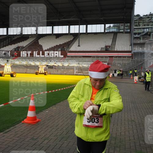 07.12.2025 - St. Pauli X-Mass-Run No. 15 Fabian Wolf http://msf.ph/oto/9396330 07.12.2025 10:37:17 Ziel 503, 2349, 2351, 3090, 4761 meine-sportfotos.de