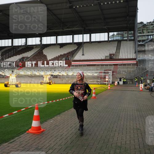 07.12.2025 - St. Pauli X-Mass-Run No. 15 Fabian Wolf http://msf.ph/oto/9396334 07.12.2025 10:37:29 Ziel 3214 meine-sportfotos.de