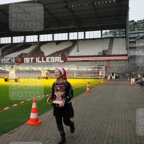 07.12.2025 - St. Pauli X-Mass-Run No. 15 Fabian Wolf http://msf.ph/oto/9396337 07.12.2025 10:37:30 Ziel 3214 meine-sportfotos.de
