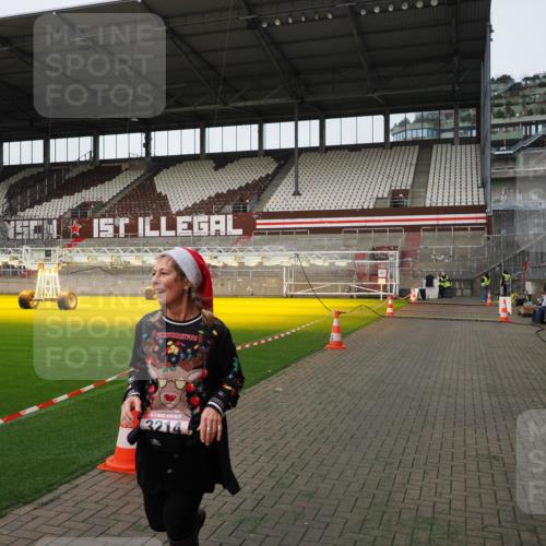 07.12.2025 - St. Pauli X-Mass-Run No. 15 Fabian Wolf http://msf.ph/oto/9396339 07.12.2025 10:37:30 Ziel 3214 meine-sportfotos.de