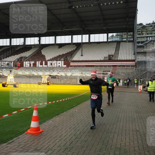 07.12.2025 - St. Pauli X-Mass-Run No. 15 Fabian Wolf http://msf.ph/oto/9396344 07.12.2025 10:37:50 Ziel 3069, 4872 meine-sportfotos.de