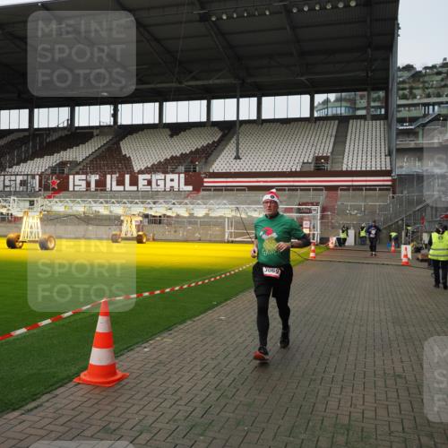 07.12.2025 - St. Pauli X-Mass-Run No. 15 Fabian Wolf http://msf.ph/oto/9396351 07.12.2025 10:37:52 Ziel 2899, 3069, 4872 meine-sportfotos.de