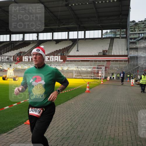 07.12.2025 - St. Pauli X-Mass-Run No. 15 Fabian Wolf http://msf.ph/oto/9396356 07.12.2025 10:37:53 Ziel 2899, 3069, 4872 meine-sportfotos.de