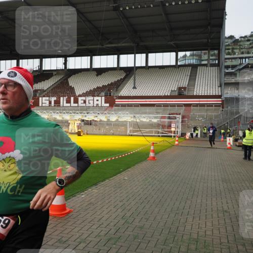 07.12.2025 - St. Pauli X-Mass-Run No. 15 Fabian Wolf http://msf.ph/oto/9396357 07.12.2025 10:37:53 Ziel 2899, 3069, 4872 meine-sportfotos.de
