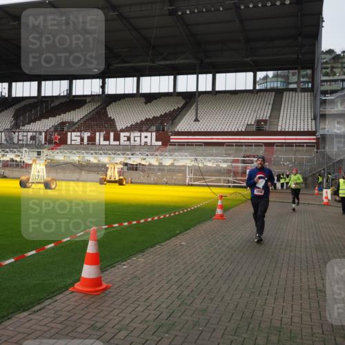 07.12.2025 - St. Pauli X-Mass-Run No. 15 Fabian Wolf http://msf.ph/oto/9396360 07.12.2025 10:37:57 Ziel 70, 2899, 3069, 4872 meine-sportfotos.de