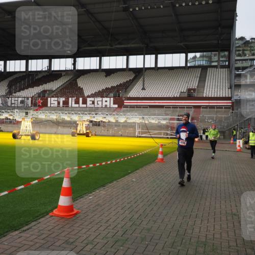 07.12.2025 - St. Pauli X-Mass-Run No. 15 Fabian Wolf http://msf.ph/oto/9396362 07.12.2025 10:37:58 Ziel 70, 2899, 3069, 4872 meine-sportfotos.de