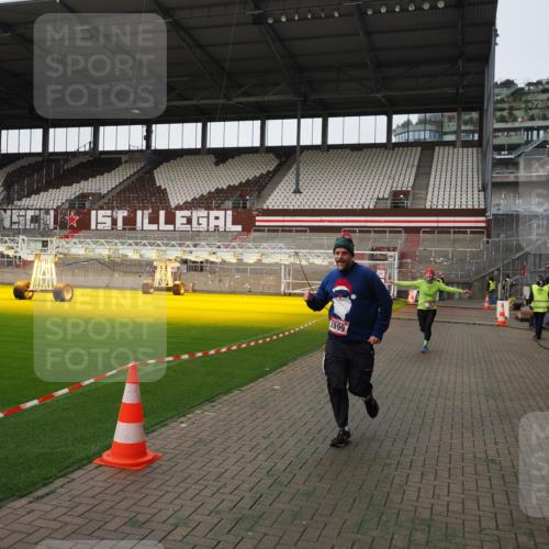 07.12.2025 - St. Pauli X-Mass-Run No. 15 Fabian Wolf http://msf.ph/oto/9396366 07.12.2025 10:37:59 Ziel 70, 2899, 3069, 4872 meine-sportfotos.de