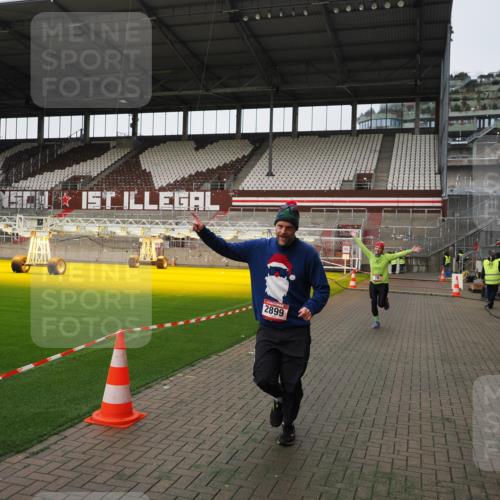07.12.2025 - St. Pauli X-Mass-Run No. 15 Fabian Wolf http://msf.ph/oto/9396368 07.12.2025 10:37:59 Ziel 70, 2899, 3069, 4872 meine-sportfotos.de