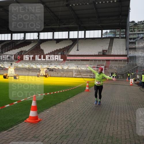 07.12.2025 - St. Pauli X-Mass-Run No. 15 Fabian Wolf http://msf.ph/oto/9396374 07.12.2025 10:38:00 Ziel 70, 2899, 3069, 4872 meine-sportfotos.de