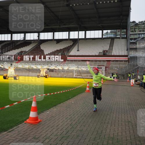07.12.2025 - St. Pauli X-Mass-Run No. 15 Fabian Wolf http://msf.ph/oto/9396375 07.12.2025 10:38:00 Ziel 70, 2899, 3069, 4872 meine-sportfotos.de