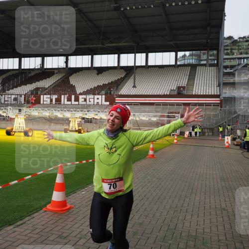 07.12.2025 - St. Pauli X-Mass-Run No. 15 Fabian Wolf http://msf.ph/oto/9396381 07.12.2025 10:38:02 Ziel 70, 2899, 3069, 4872 meine-sportfotos.de