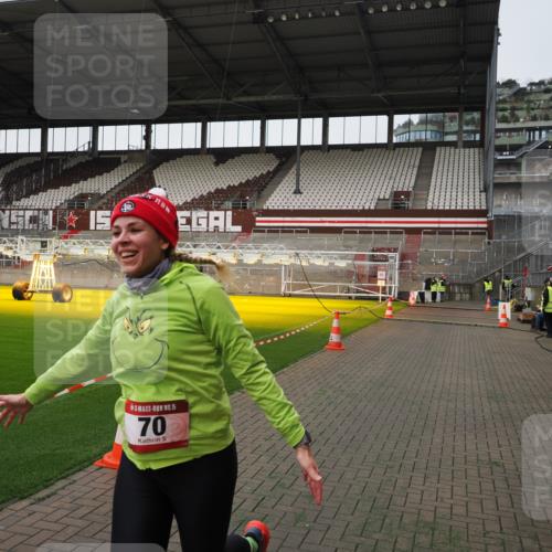 07.12.2025 - St. Pauli X-Mass-Run No. 15 Fabian Wolf http://msf.ph/oto/9396382 07.12.2025 10:38:02 Ziel 70, 2899, 3069, 4872 meine-sportfotos.de