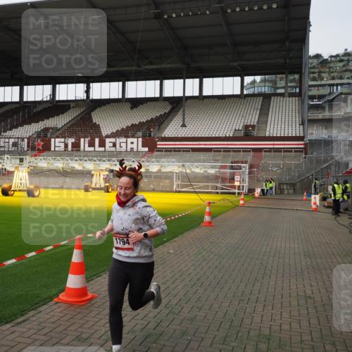 07.12.2025 - St. Pauli X-Mass-Run No. 15 Fabian Wolf http://msf.ph/oto/9396393 07.12.2025 10:38:15 Ziel 70, 1794 meine-sportfotos.de