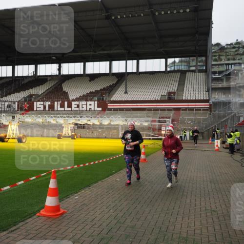 07.12.2025 - St. Pauli X-Mass-Run No. 15 Fabian Wolf http://msf.ph/oto/9396394 07.12.2025 10:38:36 Ziel 2078, 2085, 3058 meine-sportfotos.de