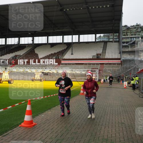 07.12.2025 - St. Pauli X-Mass-Run No. 15 Fabian Wolf http://msf.ph/oto/9396398 07.12.2025 10:38:37 Ziel 2078, 2085, 3058 meine-sportfotos.de