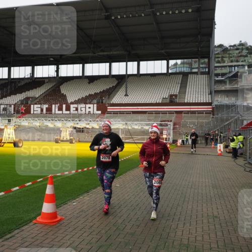 07.12.2025 - St. Pauli X-Mass-Run No. 15 Fabian Wolf http://msf.ph/oto/9396399 07.12.2025 10:38:37 Ziel 2078, 2085, 3058 meine-sportfotos.de