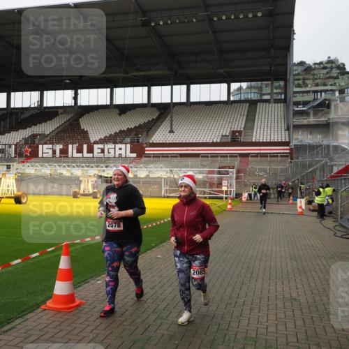 07.12.2025 - St. Pauli X-Mass-Run No. 15 Fabian Wolf http://msf.ph/oto/9396401 07.12.2025 10:38:38 Ziel 2078, 2085, 3058 meine-sportfotos.de