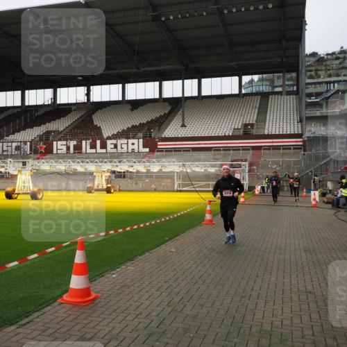 07.12.2025 - St. Pauli X-Mass-Run No. 15 Fabian Wolf http://msf.ph/oto/9396407 07.12.2025 10:38:42 Ziel 1250, 1255, 2078, 2085, 3058, 3061 meine-sportfotos.de