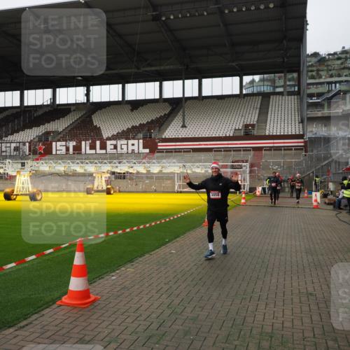 07.12.2025 - St. Pauli X-Mass-Run No. 15 Fabian Wolf http://msf.ph/oto/9396409 07.12.2025 10:38:42 Ziel 1250, 1255, 2078, 2085, 3058, 3061 meine-sportfotos.de