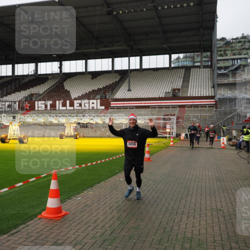 07.12.2025 - St. Pauli X-Mass-Run No. 15 Fabian Wolf http://msf.ph/oto/9396412 07.12.2025 10:38:43 Ziel 1250, 1255, 2078, 2085, 3058, 3061 meine-sportfotos.de