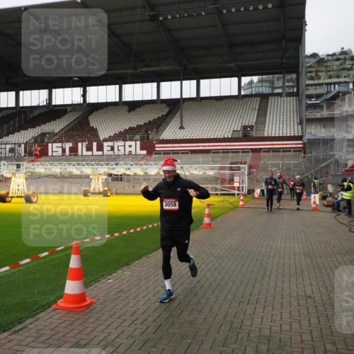 07.12.2025 - St. Pauli X-Mass-Run No. 15 Fabian Wolf http://msf.ph/oto/9396413 07.12.2025 10:38:43 Ziel 1250, 1255, 2078, 2085, 3058, 3061 meine-sportfotos.de