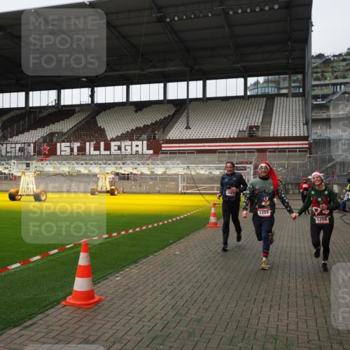 07.12.2025 - St. Pauli X-Mass-Run No. 15 Fabian Wolf http://msf.ph/oto/9396418 07.12.2025 10:38:47 Ziel 1250, 1255, 2078, 2085, 2943, 3058, 3061 meine-sportfotos.de