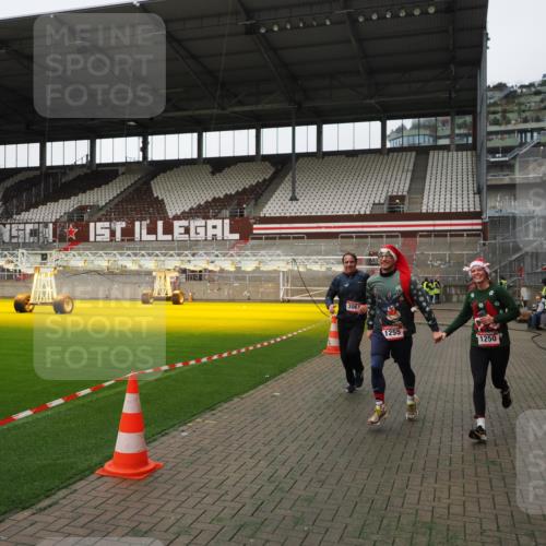 07.12.2025 - St. Pauli X-Mass-Run No. 15 Fabian Wolf http://msf.ph/oto/9396419 07.12.2025 10:38:47 Ziel 1250, 1255, 2078, 2085, 2943, 3058, 3061 meine-sportfotos.de
