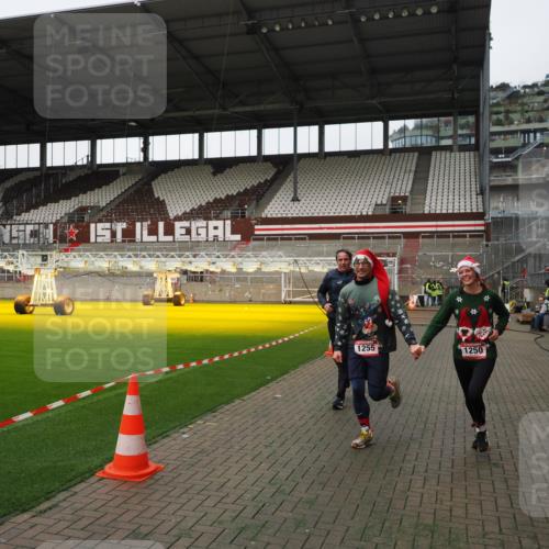 07.12.2025 - St. Pauli X-Mass-Run No. 15 Fabian Wolf http://msf.ph/oto/9396420 07.12.2025 10:38:47 Ziel 1250, 1255, 2078, 2085, 2943, 3058, 3061 meine-sportfotos.de