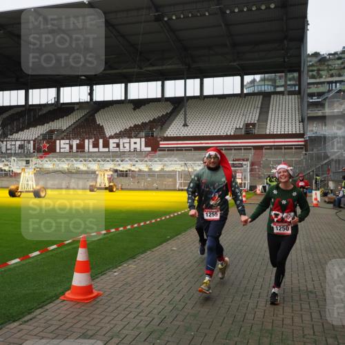 07.12.2025 - St. Pauli X-Mass-Run No. 15 Fabian Wolf http://msf.ph/oto/9396421 07.12.2025 10:38:48 Ziel 1250, 1255, 2085, 2943, 3058, 3061 meine-sportfotos.de