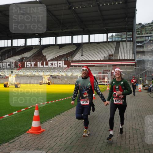07.12.2025 - St. Pauli X-Mass-Run No. 15 Fabian Wolf http://msf.ph/oto/9396422 07.12.2025 10:38:48 Ziel 1250, 1255, 2085, 2943, 3058, 3061 meine-sportfotos.de