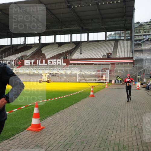 07.12.2025 - St. Pauli X-Mass-Run No. 15 Fabian Wolf http://msf.ph/oto/9396431 07.12.2025 10:38:50 Ziel 1250, 1255, 2943, 3058, 3061 meine-sportfotos.de