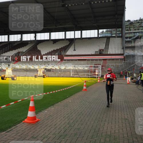 07.12.2025 - St. Pauli X-Mass-Run No. 15 Fabian Wolf http://msf.ph/oto/9396433 07.12.2025 10:38:51 Ziel 1250, 1255, 2943, 3058, 3061 meine-sportfotos.de