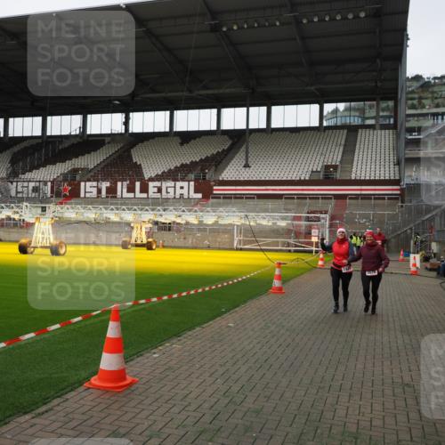 07.12.2025 - St. Pauli X-Mass-Run No. 15 Fabian Wolf http://msf.ph/oto/9396451 07.12.2025 10:39:01 Ziel 1250, 1255, 1417, 2827, 2828, 2943, 3061 meine-sportfotos.de