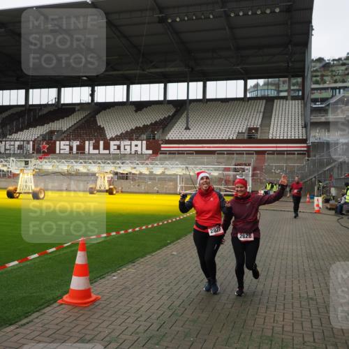 07.12.2025 - St. Pauli X-Mass-Run No. 15 Fabian Wolf http://msf.ph/oto/9396459 07.12.2025 10:39:03 Ziel 1417, 2827, 2828, 2943 meine-sportfotos.de