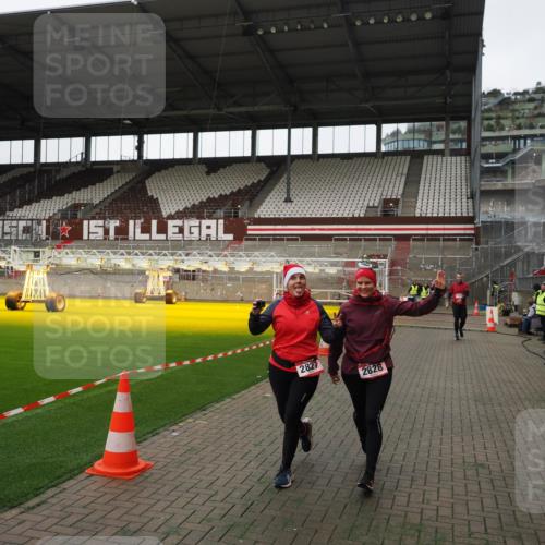 07.12.2025 - St. Pauli X-Mass-Run No. 15 Fabian Wolf http://msf.ph/oto/9396460 07.12.2025 10:39:03 Ziel 1417, 2827, 2828, 2943 meine-sportfotos.de