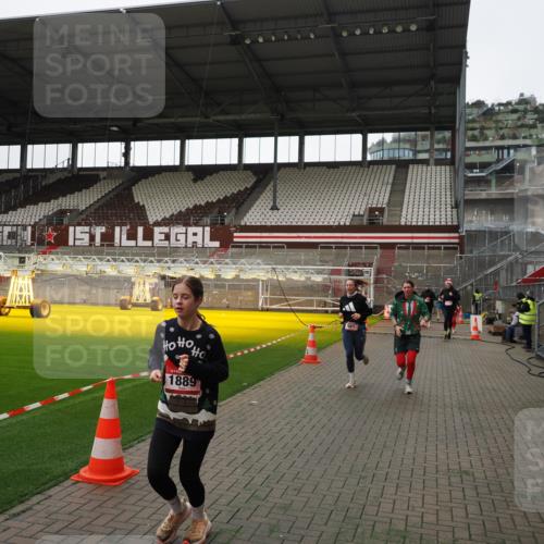 07.12.2025 - St. Pauli X-Mass-Run No. 15 Fabian Wolf http://msf.ph/oto/9396484 07.12.2025 10:39:26 Ziel 981, 1796, 1889, 2354, 3118, 3240 meine-sportfotos.de