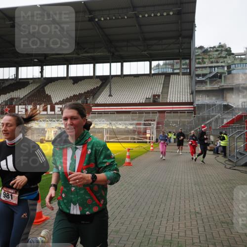 07.12.2025 - St. Pauli X-Mass-Run No. 15 Fabian Wolf http://msf.ph/oto/9396493 07.12.2025 10:39:29 Ziel 981, 1796, 1889, 2354, 2420, 3118, 3240, 3242 meine-sportfotos.de