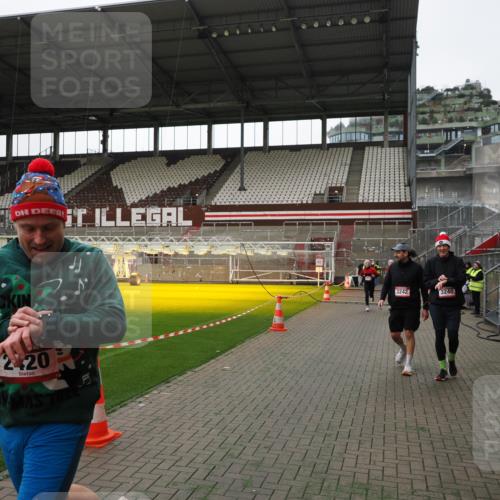 07.12.2025 - St. Pauli X-Mass-Run No. 15 Fabian Wolf http://msf.ph/oto/9396513 07.12.2025 10:39:35 Ziel 981, 1796, 1889, 2354, 2420, 3118, 3240, 3242, 4207, 4211 meine-sportfotos.de