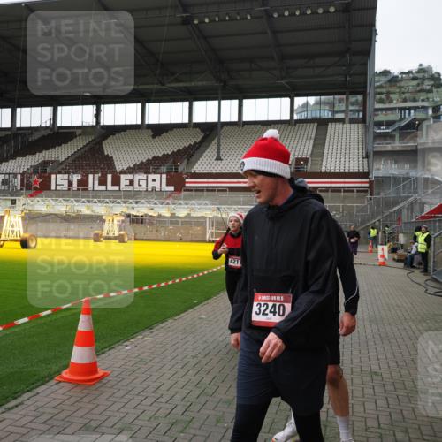 07.12.2025 - St. Pauli X-Mass-Run No. 15 Fabian Wolf http://msf.ph/oto/9396530 07.12.2025 10:39:39 Ziel 981, 1796, 2354, 2420, 2588, 3118, 3240, 3242, 4207, 4211 meine-sportfotos.de
