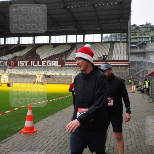07.12.2025 - St. Pauli X-Mass-Run No. 15 Fabian Wolf http://msf.ph/oto/9396531 07.12.2025 10:39:39 Ziel 981, 1796, 2354, 2420, 2588, 3118, 3240, 3242, 4207, 4211 meine-sportfotos.de