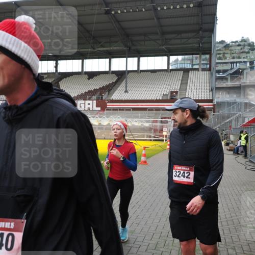 07.12.2025 - St. Pauli X-Mass-Run No. 15 Fabian Wolf http://msf.ph/oto/9396533 07.12.2025 10:39:40 Ziel 981, 1796, 2354, 2420, 2588, 3118, 3240, 3242, 4207, 4211 meine-sportfotos.de