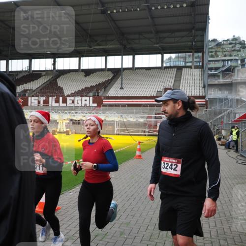 07.12.2025 - St. Pauli X-Mass-Run No. 15 Fabian Wolf http://msf.ph/oto/9396534 07.12.2025 10:39:40 Ziel 981, 1796, 2354, 2420, 2588, 3118, 3240, 3242, 4207, 4211 meine-sportfotos.de