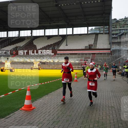 07.12.2025 - St. Pauli X-Mass-Run No. 15 Fabian Wolf http://msf.ph/oto/9396552 07.12.2025 10:39:55 Ziel 87, 108, 827, 1604, 1748, 1749, 2588, 2754 meine-sportfotos.de
