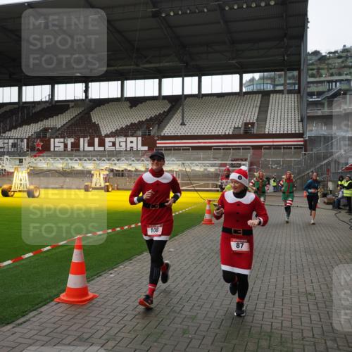 07.12.2025 - St. Pauli X-Mass-Run No. 15 Fabian Wolf http://msf.ph/oto/9396554 07.12.2025 10:39:55 Ziel 87, 108, 827, 1604, 1748, 1749, 2588, 2754 meine-sportfotos.de