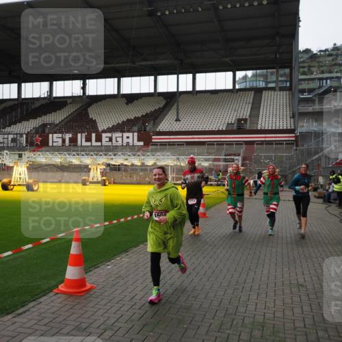 07.12.2025 - St. Pauli X-Mass-Run No. 15 Fabian Wolf http://msf.ph/oto/9396558 07.12.2025 10:39:56 Ziel 87, 108, 827, 1604, 1748, 1749, 2588, 2754 meine-sportfotos.de